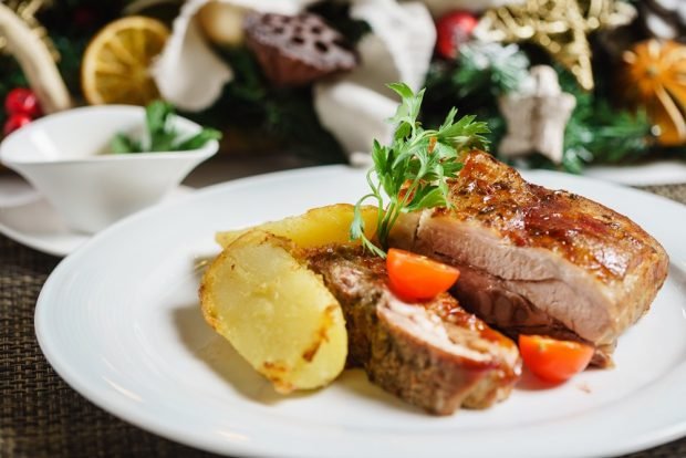 Żeberka wieprzowe z ziemniakami w piekarniku pod folią