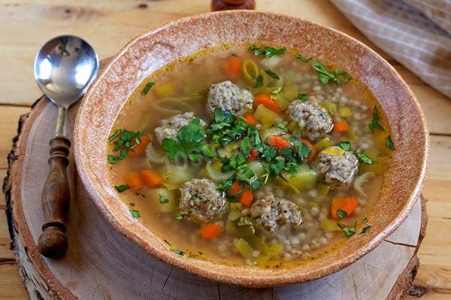 Zupa z klopsikami i kaszą gryczaną przepis ze zdjęciami krok po kroku