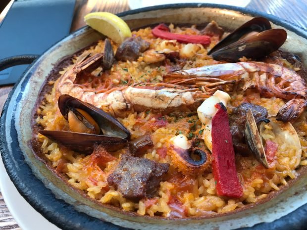 Paella z koktajlem morskim