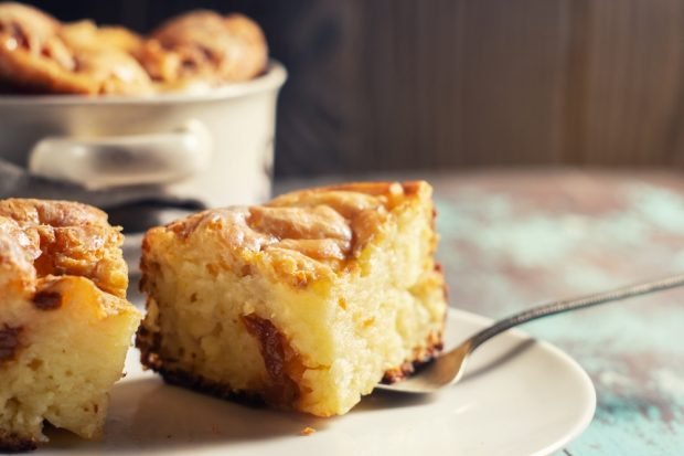 Zapiekanka z twarogu z jabłkami i rodzynkami na patelni