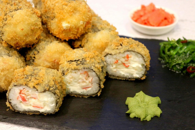 Rolki sushi w tempurze z paluszkami krabowymi, majonezem i serkiem śmietankowym przepis ze zdjęciami krok po kroku