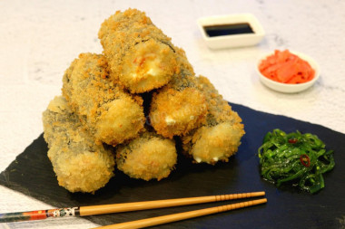 Rolki sushi w tempurze z paluszkami krabowymi, majonezem i serkiem śmietankowym przepis ze zdjęciami krok po kroku