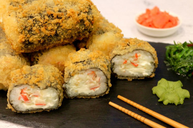 Rolki sushi w tempurze z paluszkami krabowymi, majonezem i serkiem śmietankowym przepis ze zdjęciami krok po kroku