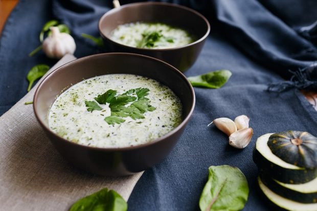 Kremowa zupa z cukinii ze szpinakiem i śmietaną-prosty i pyszny przepis, jak zrobić krok po kroku