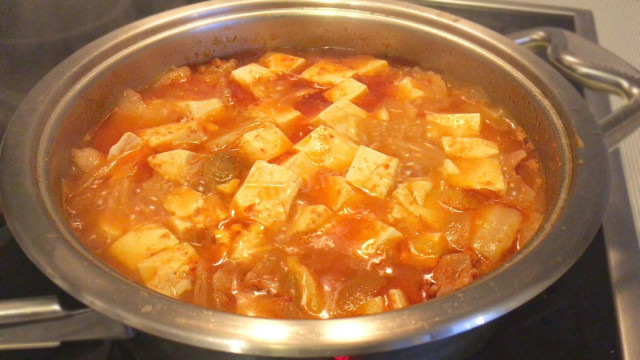 Kimchi jjigae – pikantna koreańska zupa z wieprzowiną i kimchi przepis ze zdjęciami krok po kroku i wideo