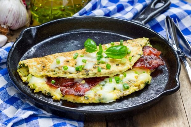 Omlet ze smażonym boczkiem i mozzarellą-prosty i pyszny przepis, jak gotować krok po kroku