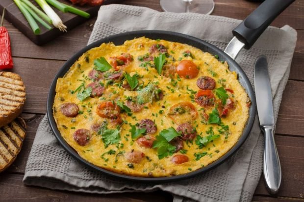 Omlet z chorizo i pomidorkami koktajlowymi