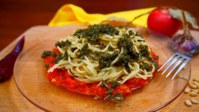 Spaghetti z sosem pesto apetycznie i szybko przepis ze zdjęciami krok po kroku i wideo