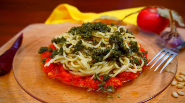 Spaghetti z sosem pesto apetycznie i szybko przepis ze zdjęciami krok po kroku i wideo