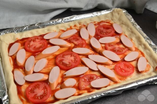 Pizza z kiełbaskami i grzybami: zdjęcie przygotowania przepisu, krok 4