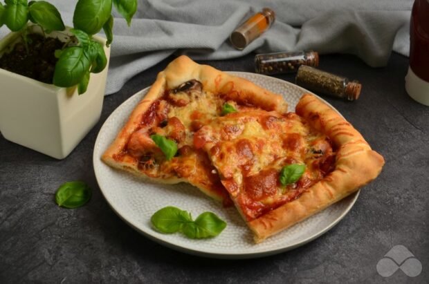 Pizza z kiełbaskami i grzybami: zdjęcie przygotowania przepisu, krok 7
