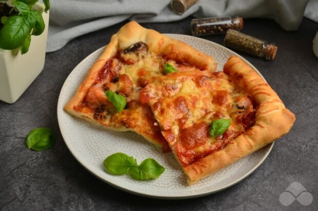 Pizza z kiełbaskami i grzybami – prosty i pyszny przepis ze zdjęciem (krok po kroku)