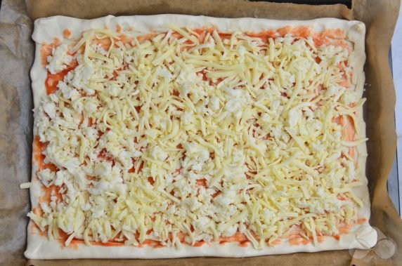 Szybka Pizza z gotowego ciasta francuskiego: zdjęcie przygotowania przepisu, krok 4