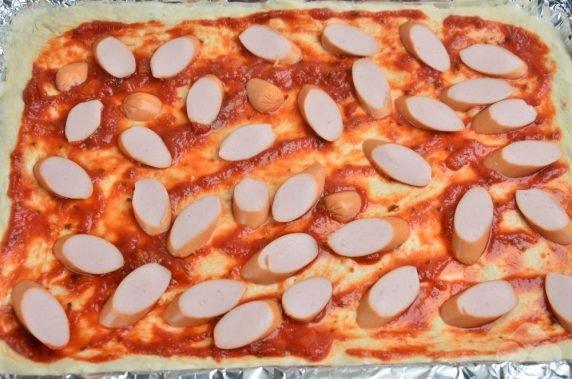 Pizza z kiełbaskami i marynowanymi grzybami: zdjęcie przygotowania przepisu, krok 6