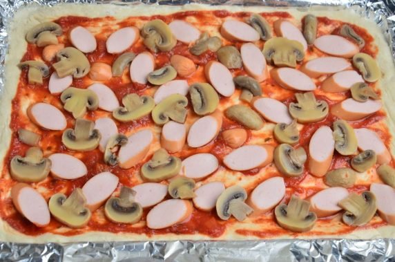 Pizza z kiełbaskami i marynowanymi grzybami: zdjęcie przygotowania przepisu, krok 7