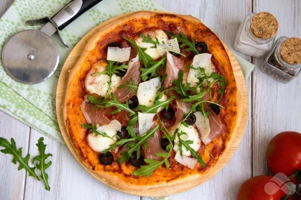 Pizza z prosciutto – prosty i pyszny przepis ze zdjęciem (krok po kroku)