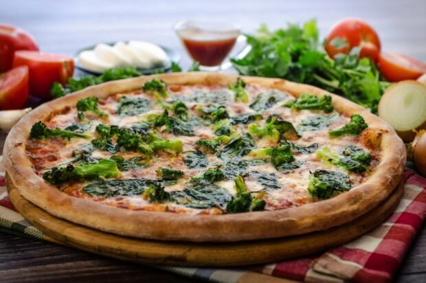 Pizza z brokułami, mozzarellą i szpinakiem-prosty i pyszny przepis, jak przyrządzić krok po kroku