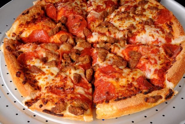 Pizza z pepperoni i kiełbaskami – prosty i pyszny przepis na gotowanie krok po kroku