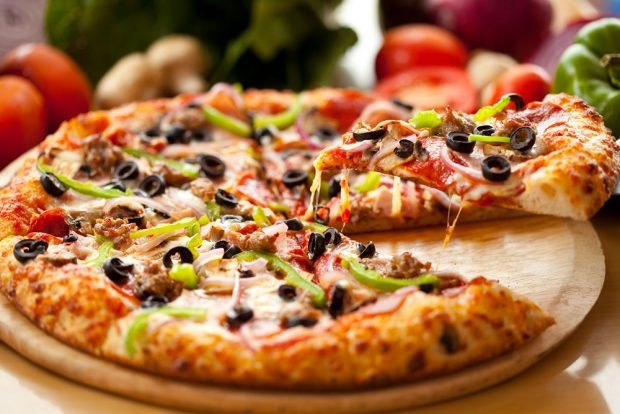 Pizza z boczkiem-prosty i pyszny przepis, jak gotować krok po kroku