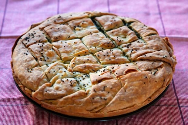 Greckie ciasto ze szpinakiem i fetą-prosty i pyszny przepis, jak zrobić krok po kroku