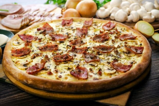 Pizza Carbonara z boczkiem