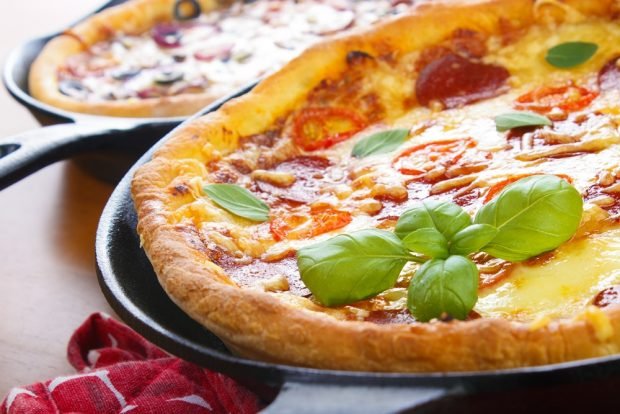 Pizza z pepperoni i chili-prosty i pyszny przepis, jak gotować krok po kroku