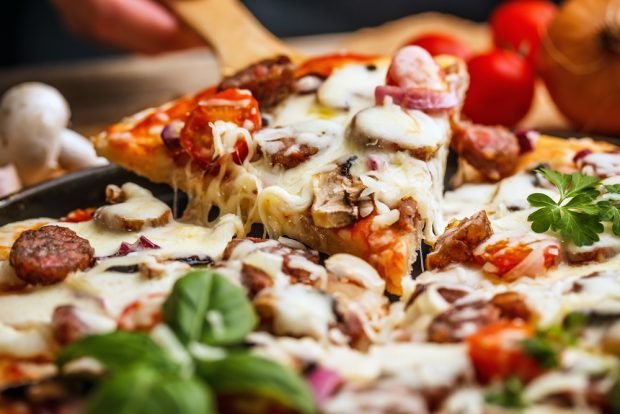 Pizza z kiełbaskami myśliwskimi-prosty i pyszny przepis, jak gotować krok po kroku