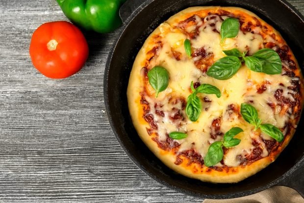 Pizza z kiełbaskami na cieście drożdżowym