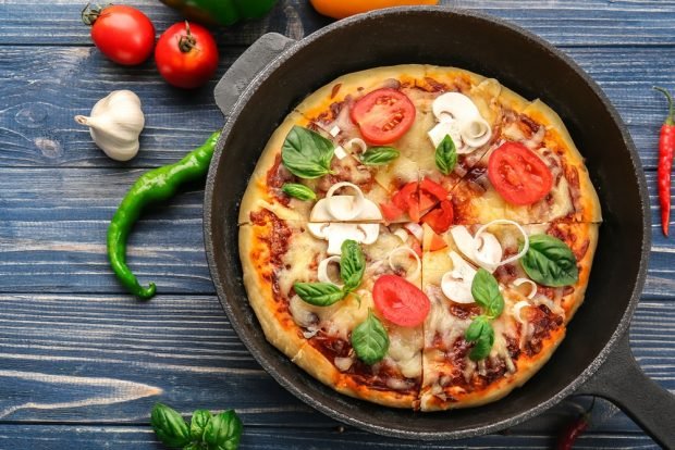 Pizza z pieczarkami i bazylią