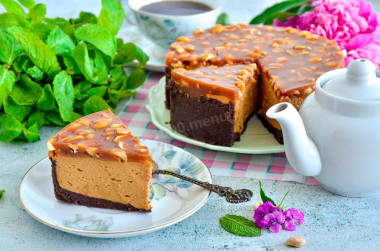 Cheesecake „Snickers” bez pieczenia przepis ze zdjęciami krok po kroku i wideo
