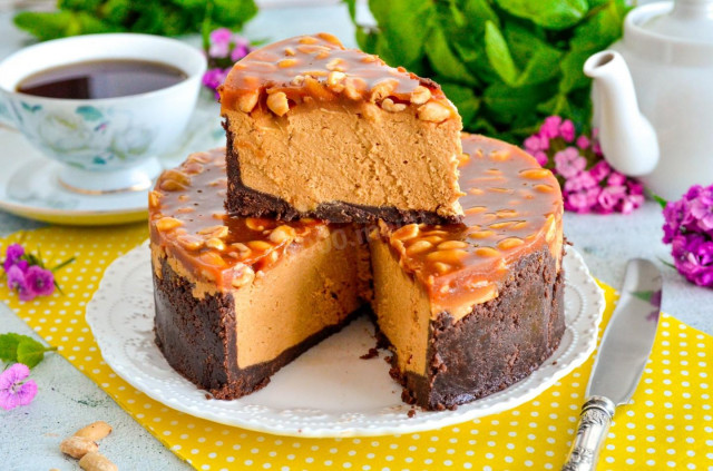Cheesecake „Snickers” bez pieczenia przepis ze zdjęciami krok po kroku i wideo