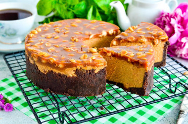 Cheesecake „Snickers” bez pieczenia przepis ze zdjęciami krok po kroku i wideo