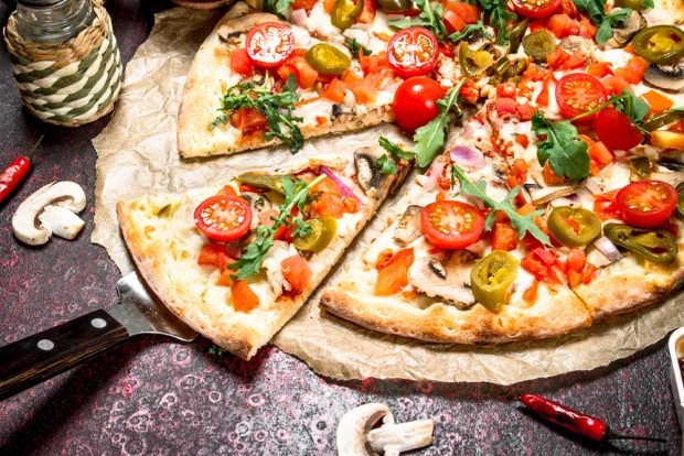 Pizza z mozzarellą i ostrą papryką-prosty i pyszny przepis, jak gotować krok po kroku