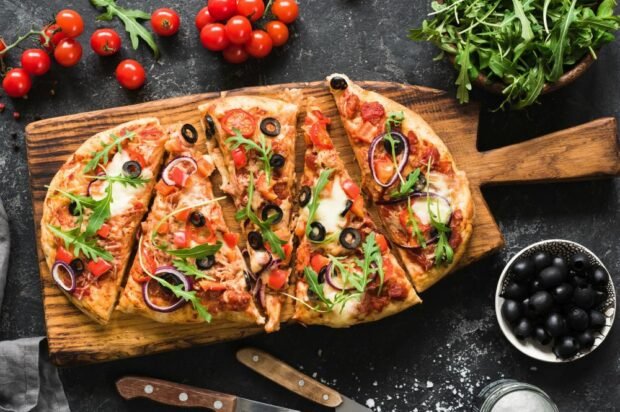 Nietypowa pizza z mozzarellą, oliwkami i cebulą