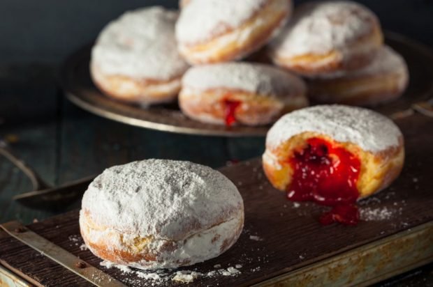 Pączki drożdżowe z dżemem – prosty i pyszny przepis, jak gotować krok po kroku