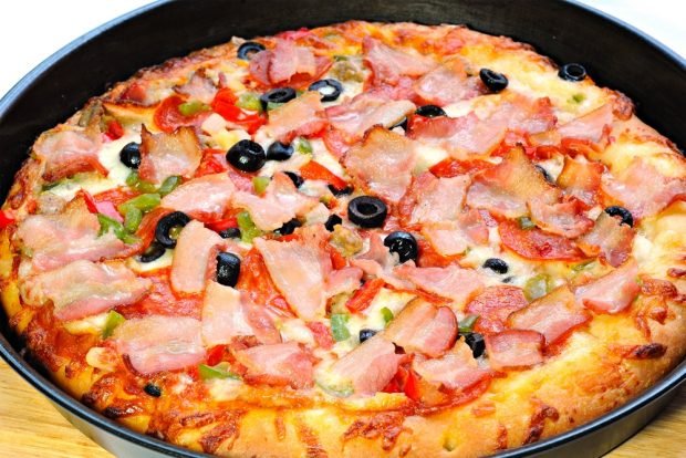 Pizza z boczkiem i papryką-prosty i pyszny przepis, jak gotować krok po kroku