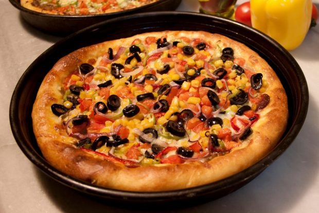 Pizza z oliwkami i kukurydzą