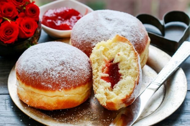 Pączki z mąki kukurydzianej z nadzieniem truskawkowym