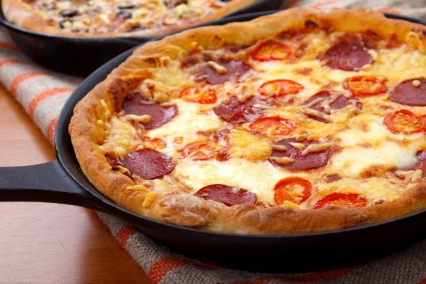 Pizza z wędzoną kiełbasą na śmietanie – prosty i pyszny przepis na gotowanie krok po kroku