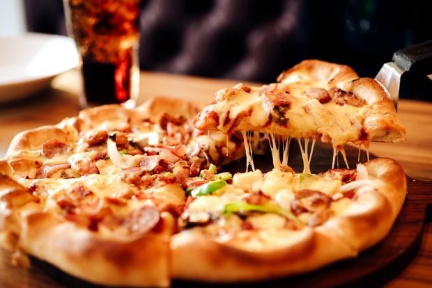 Pizza z kiełbasą i serem w piekarniku-prosty i pyszny przepis na gotowanie krok po kroku