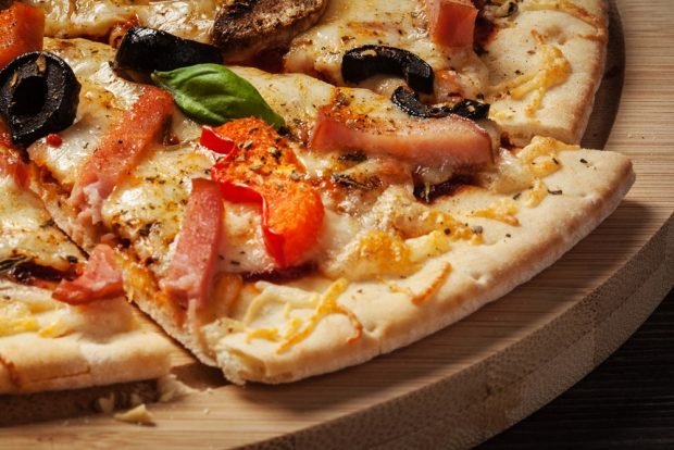 Pizza z boczkiem i warzywami-prosty i pyszny przepis, jak gotować krok po kroku