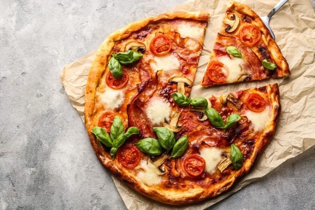 Pizza z szynką i grzybami na majonezie – prosty i pyszny przepis, jak gotować krok po kroku