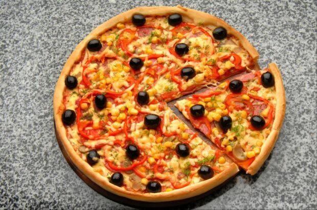 Pizza z boczkiem, kukurydzą i oliwkami
