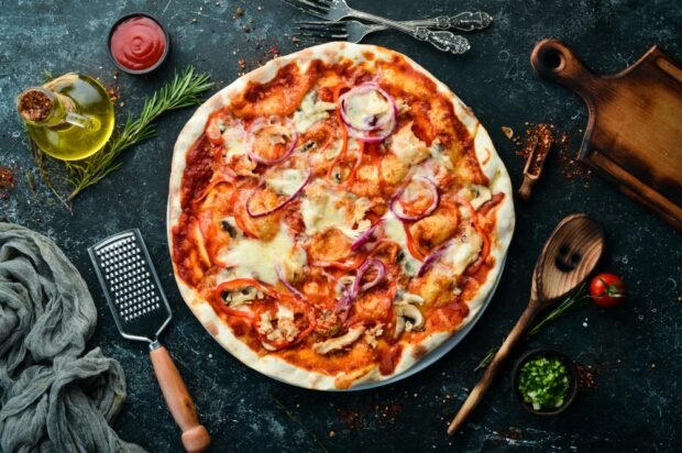 Pizza bez drożdży z pieczarkami, serem i cebulą – prosty i pyszny przepis, jak gotować krok po kroku