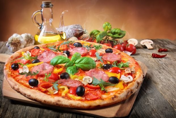 Pizza z kiełbasą i papryką – prosty i pyszny przepis, jak gotować krok po kroku