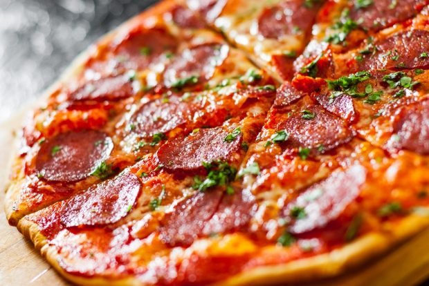 Pizza z salami-prosty i pyszny przepis, jak zrobić krok po kroku