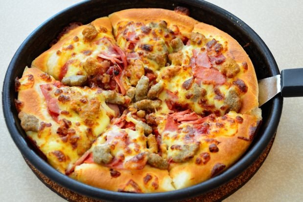 Pizza z szynką-prosty i pyszny przepis, jak gotować krok po kroku