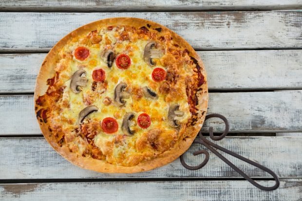 Pizza z wiśniami i pieczarkami