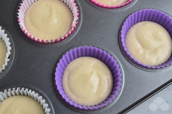 Babeczki z kwaśną śmietaną: zdjęcie przygotowania przepisu, krok 4 Babeczki z kwaśną śmietaną: zdjęcie przygotowania przepisu, krok 4