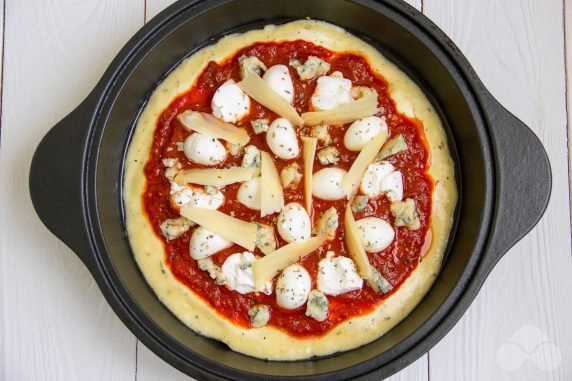 Serowa Pizza na patelni: zdjęcie przygotowania przepisu, krok 3 Serowa Pizza na patelni: zdjęcie przygotowania przepisu, krok 3